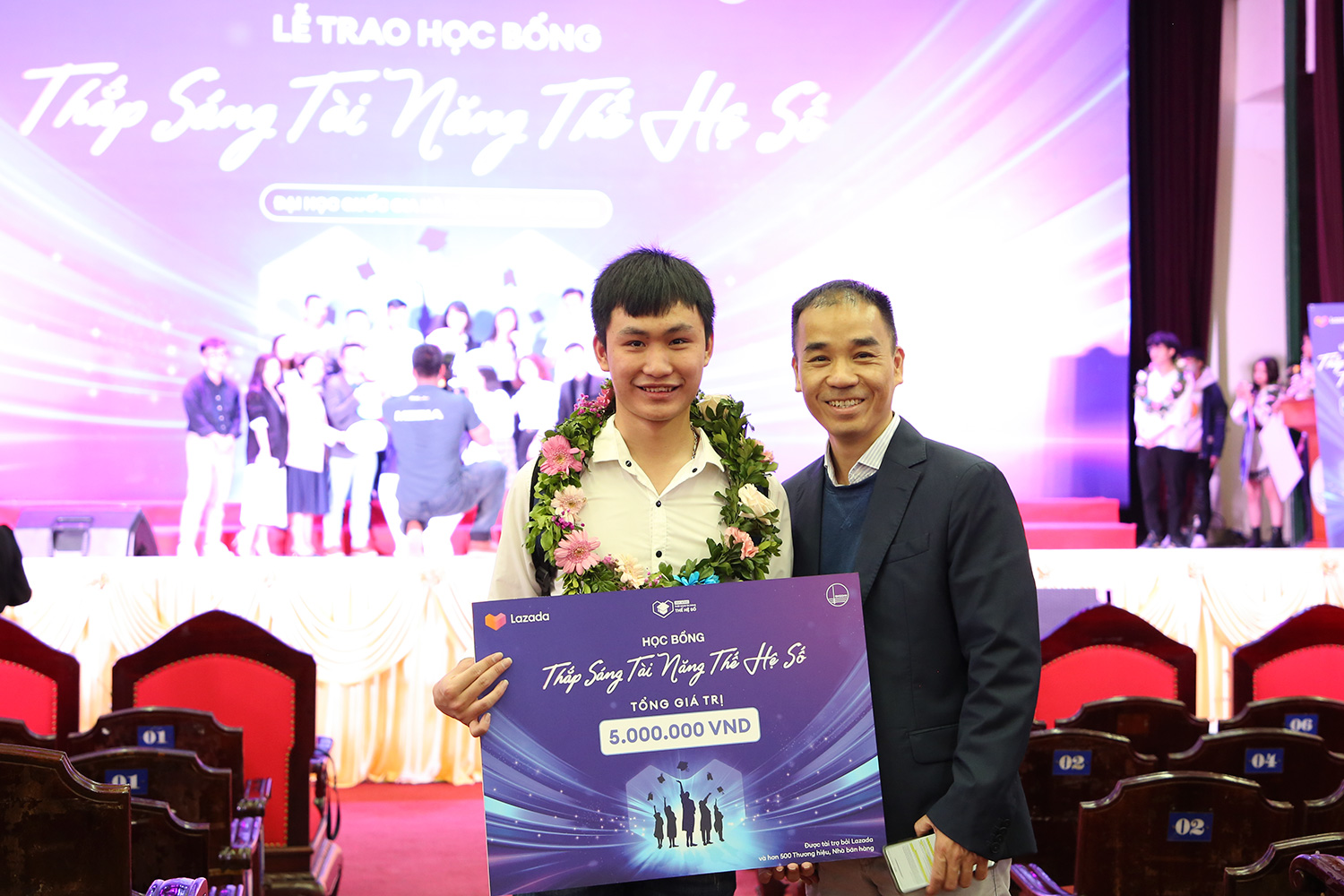 30 sinh viên Trường Đại học Công nghệ nhận học bổng “Thắp sáng tài năng thế hệ số”