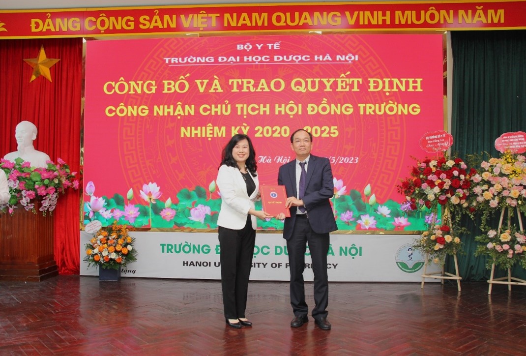 CÔNG BỐ VÀ TRAO QUYẾT ĐỊNH CÔNG NHẬN CHỦ TỊCH HỘI ĐỒNG TRƯỜNG ĐẠI HỌC DƯỢC HÀ NỘI