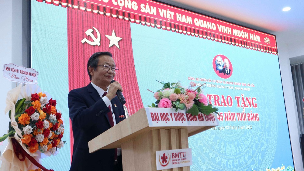 Trao tặng Huy hiệu 45 năm tuổi Đảng cho GS.TS.NGƯT Đặng Tuấn Đạt – Hiệu trưởng Nhà trường.
