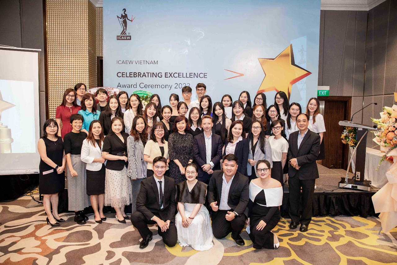 ICAEW trao bằng Chartered Accountant cho hội viên và chứng chỉ CFAB cho học viên tại TP.HCM