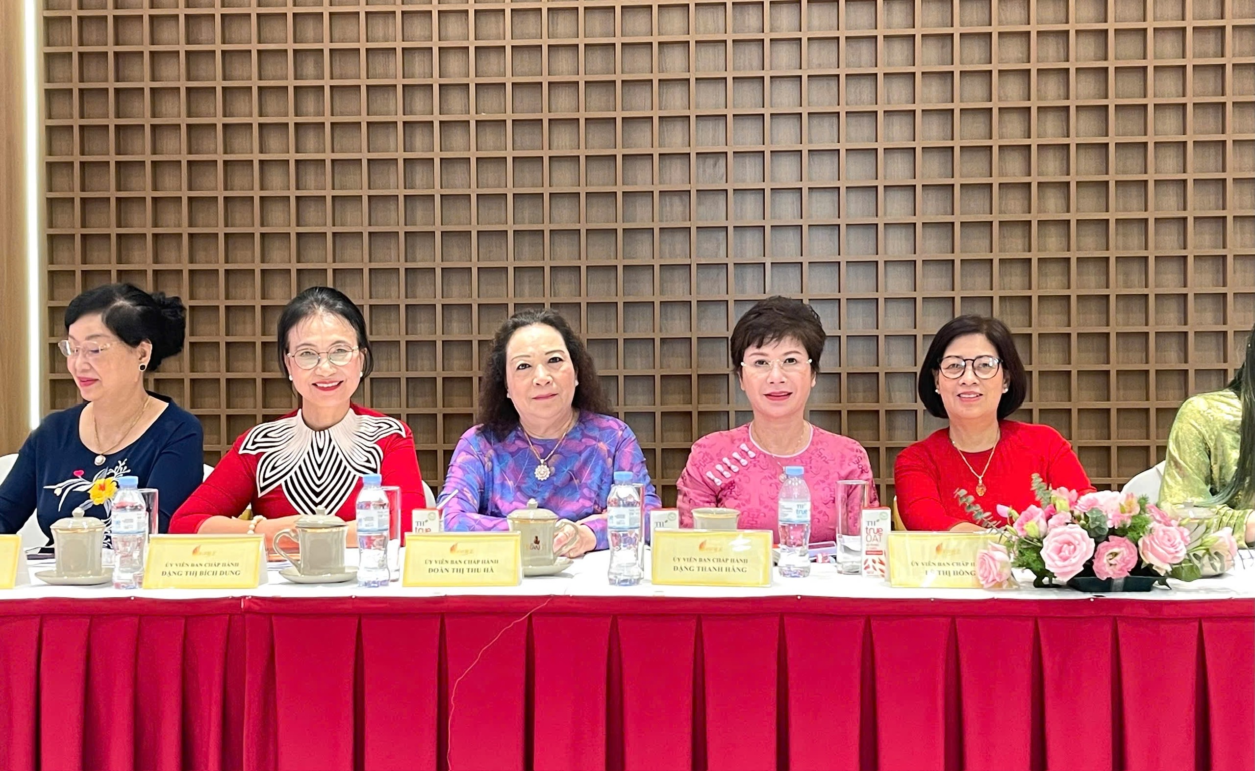 Bà Đặng Thị Bích Dung và bà Đặng Trúc Lan Chi tham dự Hội nghị Ban Chấp hành Hiệp hội nữ Doanh nhân Việt Nam lần thứ VIII tại tỉnh Thái Nguyên