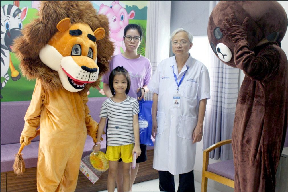 Thầy thuốc Nhân dân, Bác sĩ CKI Đặng Quang Thanh – Giám đốc Điều hành Bệnh viện hữu nghị Lạc Việt tặng quà cho các bệnh nhi nhân dịp Tết trung thu